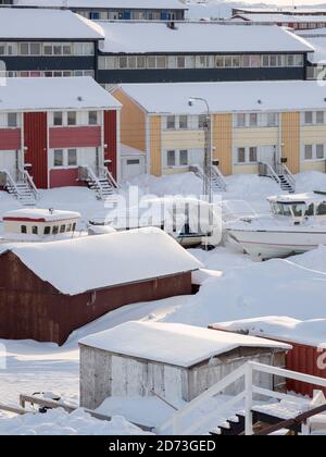 Moderne Wohnräume. Stadt Ilulissat am Ufer der Disko Bay in Westgrönland, Zentrum für Tourismus, Verwaltung und Wirtschaft. Der eisfjord nähert sich Stockfoto