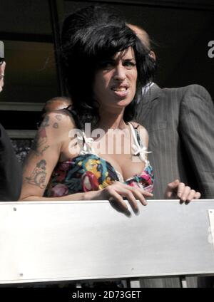 Amy Winehouse kommt am City of Westminster Magistrate Court in London für ihren Auftritt vor dem Gericht an. Stockfoto