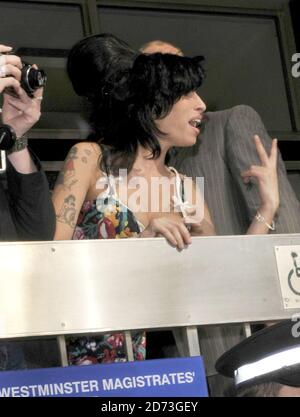 Amy Winehouse kommt am City of Westminster Magistrate Court in London für ihren Auftritt vor dem Gericht an. Stockfoto