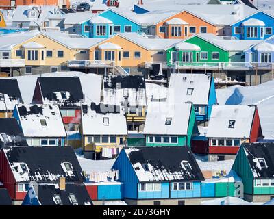 Moderne Wohnräume. Stadt Ilulissat am Ufer der Disko Bay in Westgrönland, Zentrum für Tourismus, Verwaltung und Wirtschaft. Der eisfjord nähert sich Stockfoto