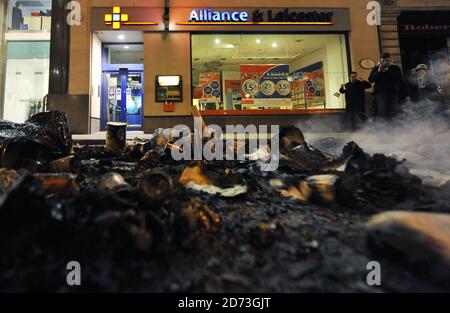 Eine brennende Barrikade schwelt in der City of London, nach einem Tag von Protesten, die auf dem "Financial Fools Day" rund um die Bank of England basieren. Stockfoto