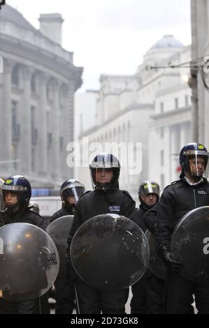 Demonstranten stoßen mit der Polizei zusammen, als der Abend in der City of London fällt, nach einem Tag der Proteste, die auf dem "Financial Fools Day" rund um die Bank of England basieren. Stockfoto