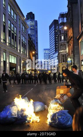 Demonstranten stoßen mit der Polizei zusammen, als der Abend in der City of London fällt, nach einem Tag der Proteste, die auf dem "Financial Fools Day" rund um die Bank of England basieren. Stockfoto