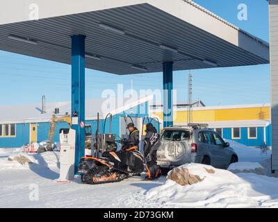 Tankstelle mit Schneemobil. Stadt Ilulissat am Ufer der Disko Bay in Westgrönland, Zentrum für Tourismus, Verwaltung und Wirtschaft. Das Icefjo Stockfoto