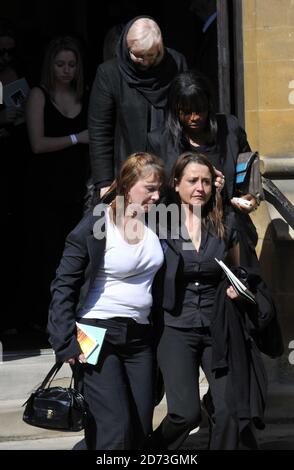 Trauernde verlassen die Kirche von St. John the Baptist in Buckhurst Hill, Essex, nach Jade Goodys Trauergottesdienst. Stockfoto