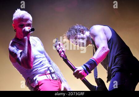 Keith Flint und Liam Howlett von The Prodigy auf der Bühne In der Wembley Arena im Norden Londons Stockfoto