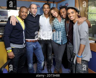 (L-R) Jonathan Gill, Johnny Vaughn, Marvin Humes Lisa Snowdon, Oritse Williams und Aston Merrygold von JLS werden in der Frühstücksshow von Capital Radio in den Global Radio Studios im Zentrum von London interviewt Stockfoto