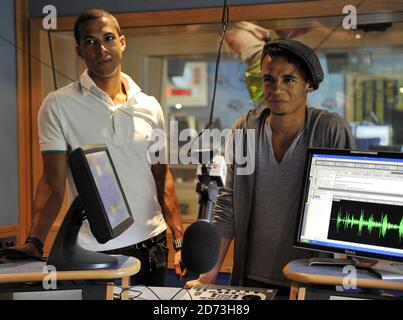 (L-R) Marvin Humes und Aston Merrygold JLS werden von Johnny Vaughn und Lisa Snowdon in der Frühstücksshow Capital Radio in den Global Radio Studios im Zentrum von London interviewt Stockfoto