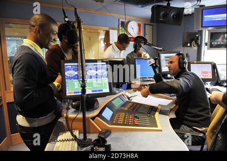 (L-R) Jonathan Gill, Oritse Williams, Marvin Humes und Aston Merrygold JLS werden von Johnny Vaughn und Lisa Snowdon (nicht abgebildet) in der Frühstücksshow von Capital Radio in den Global Radio Studios im Zentrum von London interviewt Stockfoto