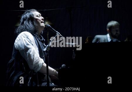 Antony Hegarty von Antony and the Johnsons tritt auf der Bühne des Hammersmith Apollo in West London auf. Stockfoto