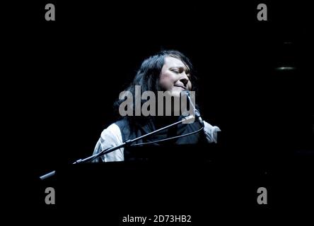 Antony Hegarty von Antony and the Johnsons tritt auf der Bühne des Hammersmith Apollo in West London auf. Stockfoto