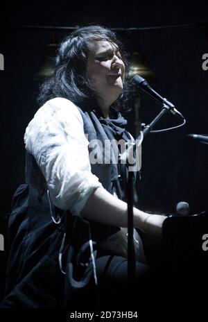 Antony Hegarty von Antony and the Johnsons tritt auf der Bühne des Hammersmith Apollo in West London auf. Stockfoto