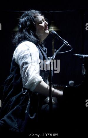 Antony Hegarty von Antony and the Johnsons tritt auf der Bühne des Hammersmith Apollo in West London auf. Stockfoto