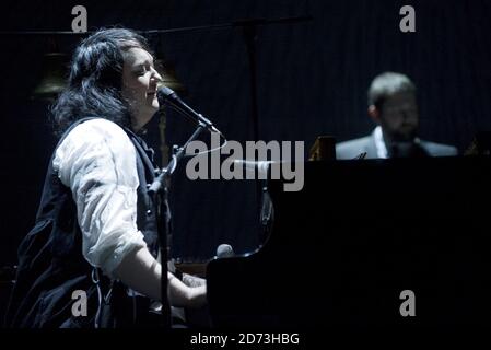 Antony Hegarty von Antony and the Johnsons tritt auf der Bühne des Hammersmith Apollo in West London auf. Stockfoto