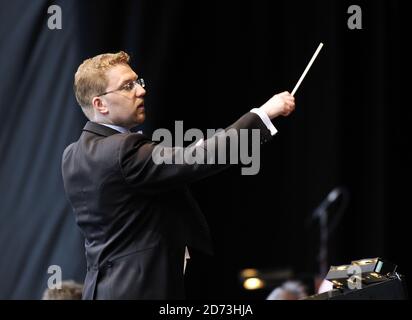 Das Royal Philarmonic Orchestra unter der Leitung von Benjamin Bayl spielt beim Hampton Court Festival Vivaldis vier Jahreszeiten. Stockfoto