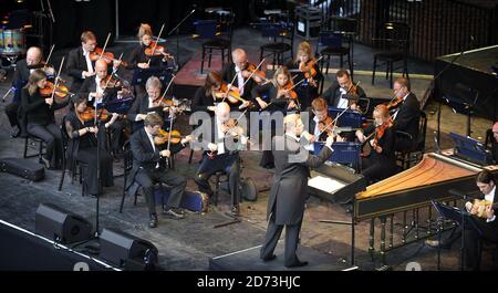 Das Royal Philarmonic Orchestra unter der Leitung von Benjamin Bayl spielt beim Hampton Court Festival Vivaldis vier Jahreszeiten. Stockfoto