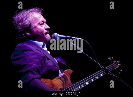 Mark King von Level 42 beim Hampton Court Palace Festival, das im Herrenhaus in West London stattfindet. Stockfoto