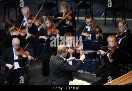 Das Royal Philarmonic Orchestra unter der Leitung von Benjamin Bayl spielt beim Hampton Court Festival Vivaldis vier Jahreszeiten. Stockfoto