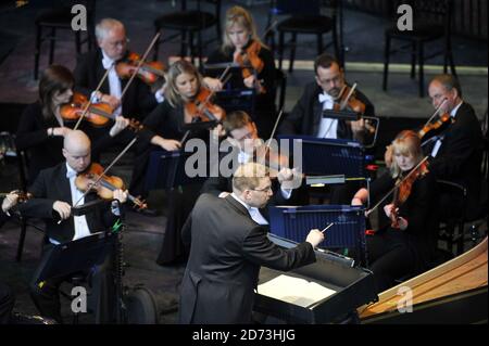 Das Royal Philarmonic Orchestra unter der Leitung von Benjamin Bayl spielt beim Hampton Court Festival Vivaldis vier Jahreszeiten. Stockfoto