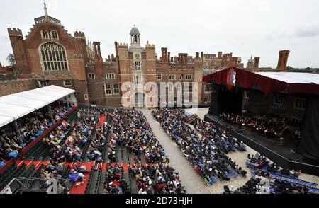 Das Royal Philarmonic Orchestra unter der Leitung von Benjamin Bayl spielt beim Hampton Court Festival Vivaldis vier Jahreszeiten. Stockfoto