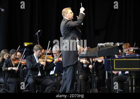 Das Royal Philarmonic Orchestra unter der Leitung von Benjamin Bayl spielt beim Hampton Court Festival Vivaldis vier Jahreszeiten. Stockfoto