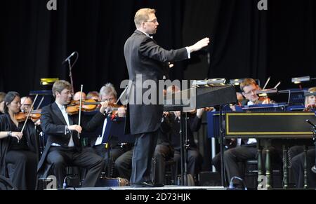 Das Royal Philarmonic Orchestra unter der Leitung von Benjamin Bayl spielt beim Hampton Court Festival Vivaldis vier Jahreszeiten. Stockfoto