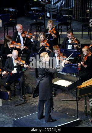 Das Royal Philarmonic Orchestra unter der Leitung von Benjamin Bayl spielt beim Hampton Court Festival Vivaldis vier Jahreszeiten. Stockfoto