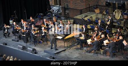 Das Royal Philarmonic Orchestra unter der Leitung von Benjamin Bayl spielt beim Hampton Court Festival Vivaldis vier Jahreszeiten. Stockfoto