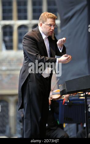 Das Royal Philarmonic Orchestra unter der Leitung von Benjamin Bayl spielt beim Hampton Court Festival Vivaldis vier Jahreszeiten. Stockfoto