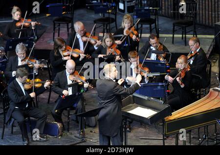 Das Royal Philarmonic Orchestra unter der Leitung von Benjamin Bayl spielt beim Hampton Court Festival Vivaldis vier Jahreszeiten. Stockfoto