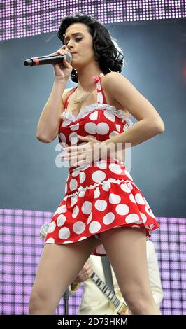 Katy Perry spielt auf der Bühne während Capital 95.8 Summertime Ball mit Barclaycard im Emirates Stadium. Stockfoto