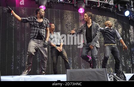 JLS auf der Bühne während des Capital 95.8 Summertime Ball mit Barclaycard im Emirates Stadium. Stockfoto