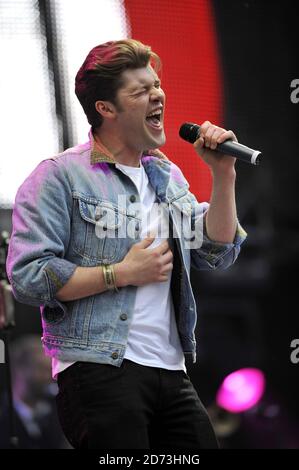 Daniel Merriweather mit Mark Ronson auf der Bühne während des Capital 95.8 Summertime Ball mit Barclaycard im Emirates Stadium. Stockfoto