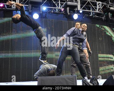 JLS auf der Bühne während des Capital 95.8 Summertime Ball mit Barclaycard im Emirates Stadium. Stockfoto