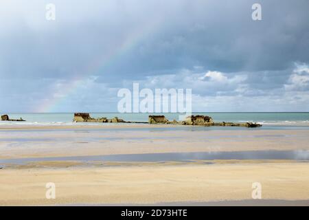 Strandruinen am Gold Beach, Frankreich, Normandie Stockfoto