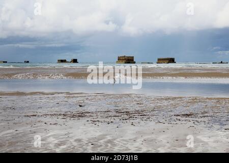 Strandruinen am Gold Beach, Frankreich, Normandie Stockfoto