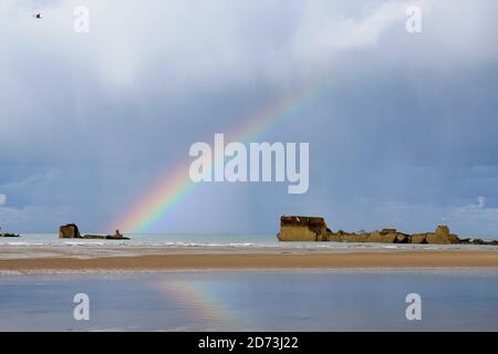 Strandruinen am Gold Beach, Frankreich, Normandie Stockfoto