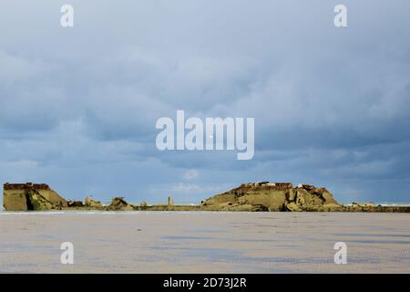 Strandruinen am Gold Beach, Frankreich, Normandie Stockfoto