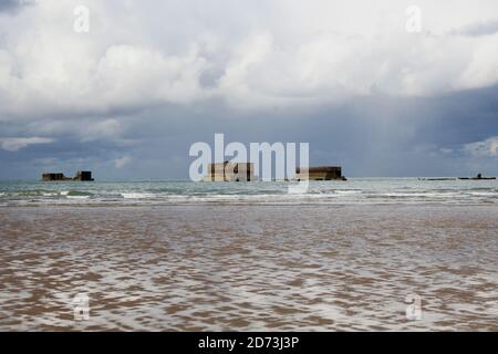 Strandruinen am Gold Beach, Frankreich, Normandie Stockfoto