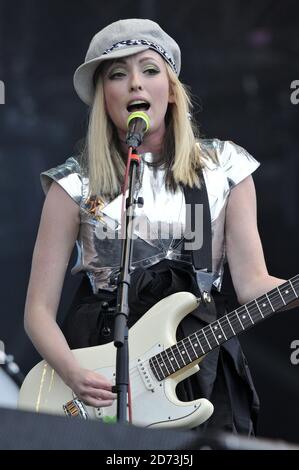 Die Ting Tings treten am ersten Tag des Isle of Wight Festivals in Newport auf der Isle of Wight live auf. Stockfoto