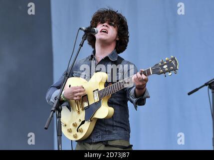 Kyle Falconer von The View auf der Bühne am zweiten Tag des Isle of Wight Festivals, in Newport auf der Isle of Wight. Stockfoto