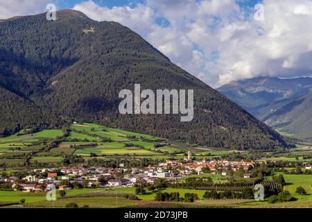 Luftaufnahme von Glurns und seiner grünen Umgebung im Vinschgau, Südtirol, Italien Stockfoto