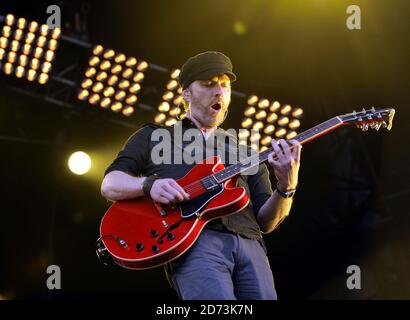 Jez Williams of Doves live auf der Bühne beim Lovebox Weekender Festival im Victoria Park im Osten Londons. Stockfoto