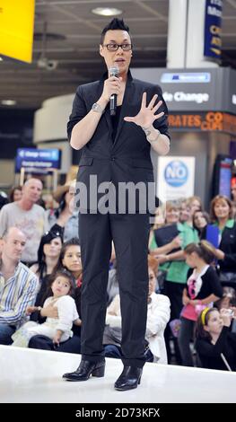 GOK Wan auf dem Laufsteg während der London Gatwick Fashion Week. Die Veranstaltung ist ein Fest der fantastischen Shopping, mit bis zu 30% Rabatt auf hohe Straßenpreise. Stockfoto