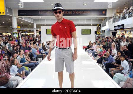 Ein Model auf dem Laufsteg während der London Gatwick Fashion Week, veranstaltet von Gok Wan. Die Veranstaltung ist ein Fest der fantastischen Shopping, mit bis zu 30% Rabatt auf hohe Straßenpreise. Stockfoto