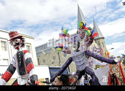 Nachtschwärmer folgen am Montag der dreitägigen Straßenparty im Nordwesten Londons den Festwagen am Notting Hill Carnival. Stockfoto