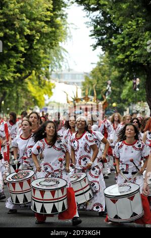 Nachtschwärmer folgen am Montag der dreitägigen Straßenparty im Nordwesten Londons den Festwagen am Notting Hill Carnival. Stockfoto