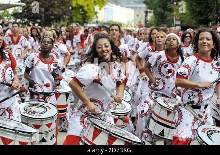 Nachtschwärmer folgen am Montag der dreitägigen Straßenparty im Nordwesten Londons den Festwagen am Notting Hill Carnival. Stockfoto