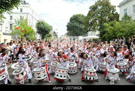 Nachtschwärmer folgen am Montag der dreitägigen Straßenparty im Nordwesten Londons den Festwagen am Notting Hill Carnival. Stockfoto