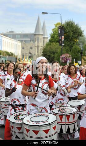 Nachtschwärmer folgen am Montag der dreitägigen Straßenparty im Nordwesten Londons den Festwagen am Notting Hill Carnival. Stockfoto